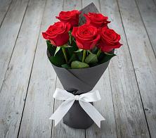Букет 5 Красных роз Эдлесс Лав в Уторгош