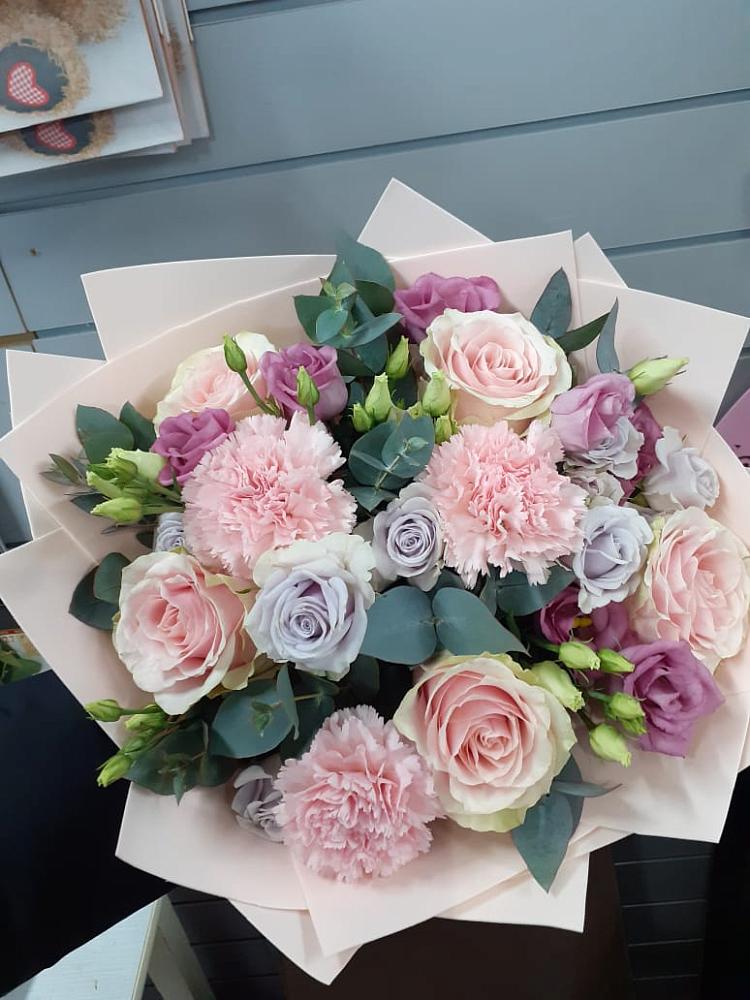 Букет цветов из: Розы, Гвоздики и Лизиантусы в Уторгош