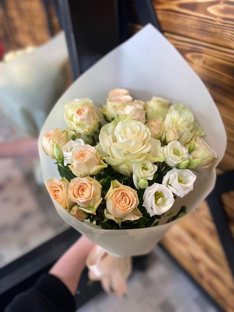 Букет цветов из: Розы и Лизиантусы в Уторгош